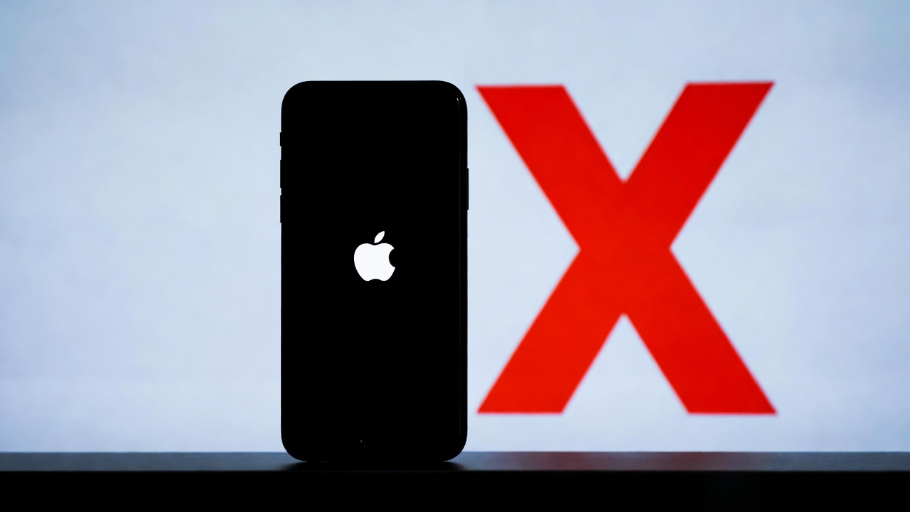 iPhone 12 travado na maçã